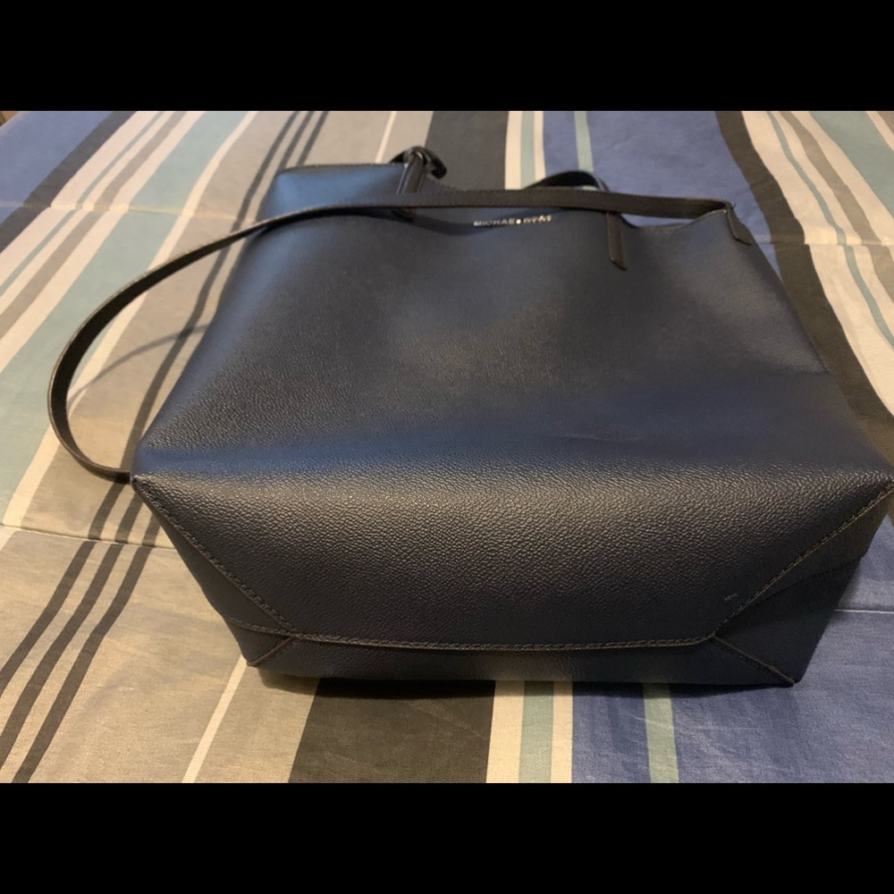 Authentic Michael Kors Bag. Navy Blue Size Large.